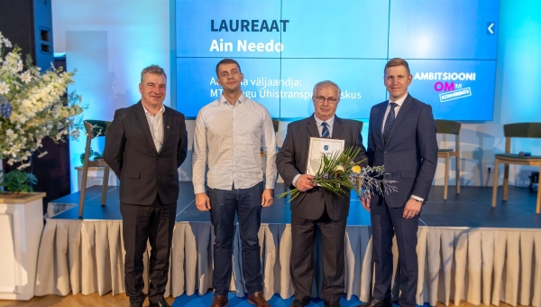 Tänavu pärjati Võrumaa aasta bussijuhi tiitliga staažikas sohver Ain Needo. Põlvamaa parimaks valiti 2014. aastast rooli keerav Piret Kungus. Fotol Raul Kudre (vasakult), Sander Saar, Ain Needo ja Tiit Toots. Foto: AIGAR NAGEL